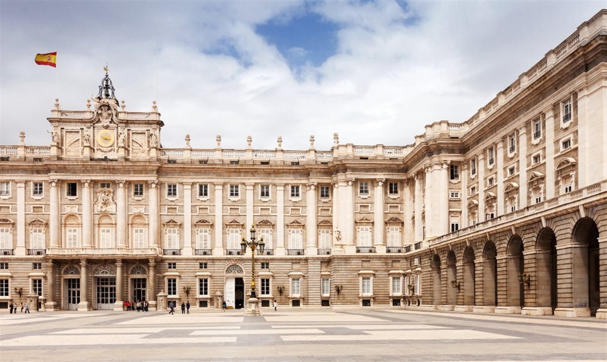 Para solicitar a autorização, é necessário ter chegado ao país antes de 1º de janeiro de 2026. Os interessados devem comprovar que moram na Espanha de maneira contínua por, pelo menos, cinco meses