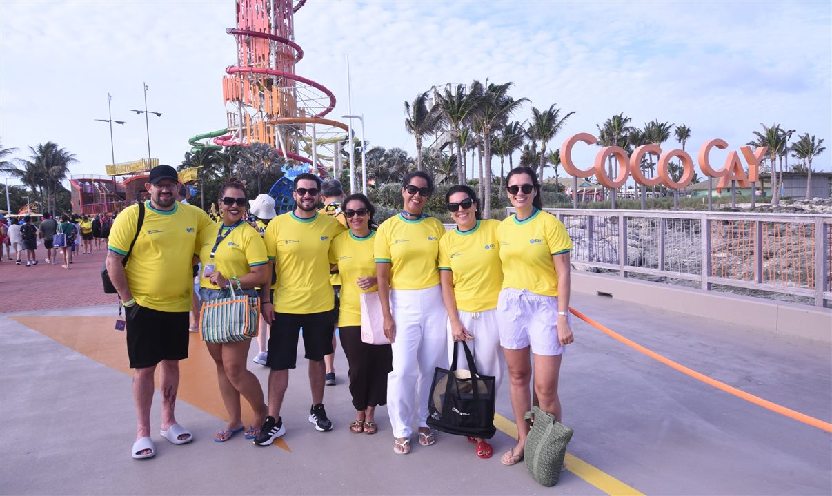 Rodrigo Macedo, Adriana Almeida, Mario Borges, Erika Aguilar, Paloma Ornaghi e Sabrina Moretti, da R11 Travel, ao lado de Renata Lazari, da Royal Caribbean
