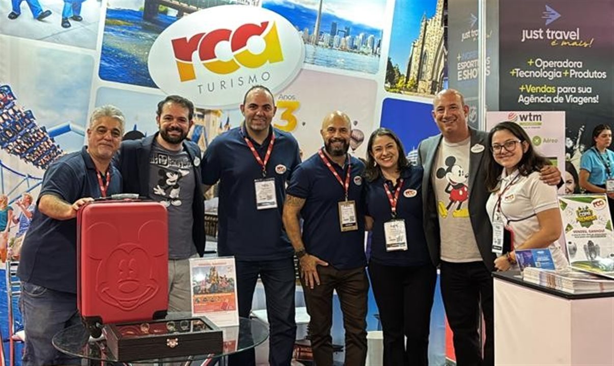  Alejandro Flores e Alexander Haim, da Disney Destinations, visitam estande da RCA na WTM