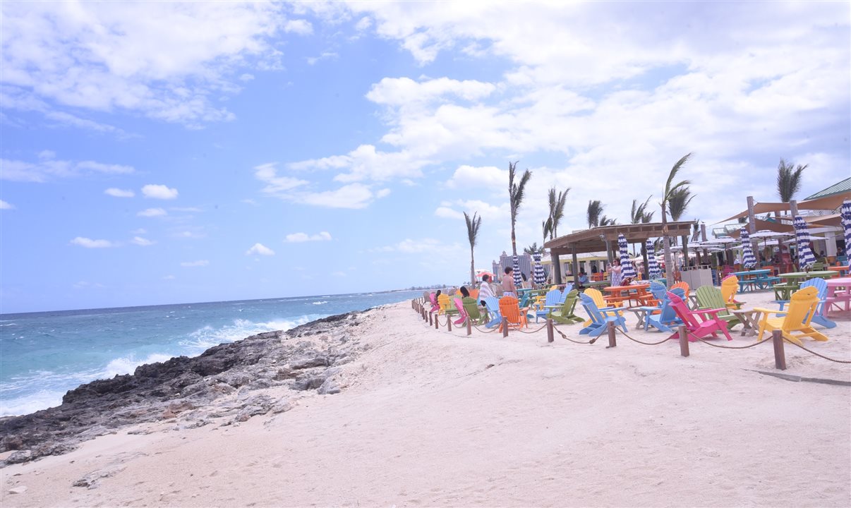 Agentes de viagens brasileiros a bordo do Wonder of the Seas desembarcaram em Nassau para uma visita técnica ao Royal Beach Club Paradise Island