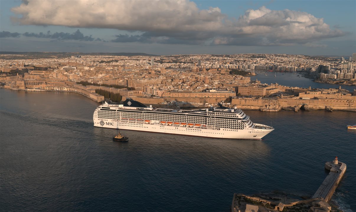 MSC Poesia deixando o estaleiro Palumbo Malta Shipyard