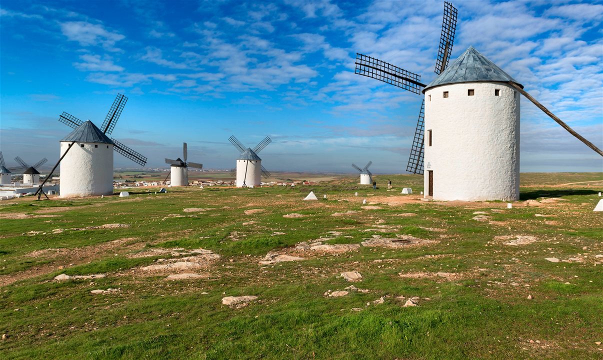 Entre as pedras douradas de Toledo, as ravinas de Cuenca, os moinhos eternizam Dom Quixote e uma gastronomia que celebra a terra