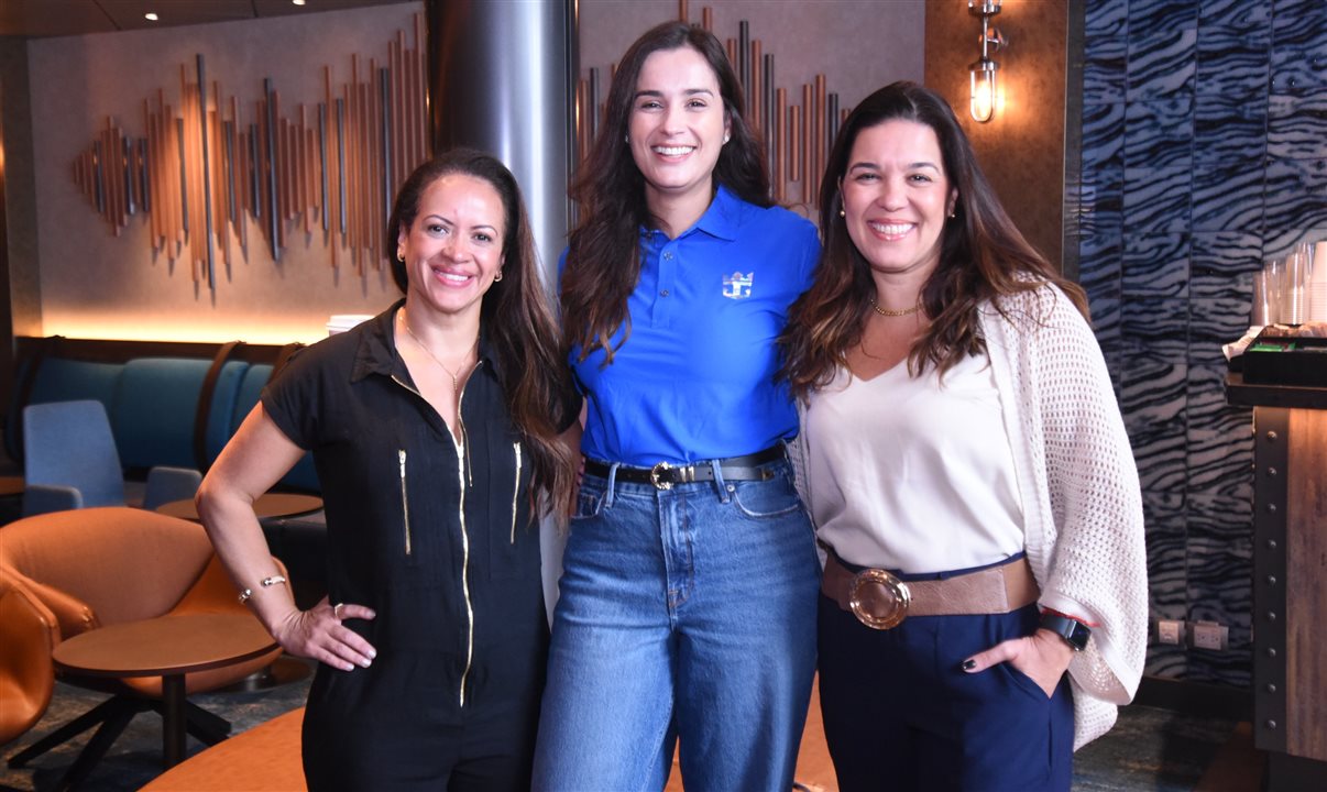 Renata Lazari, da Royal Caribbean, entre Erika Aguilar e Sabrina Moretti, da R11 Travel