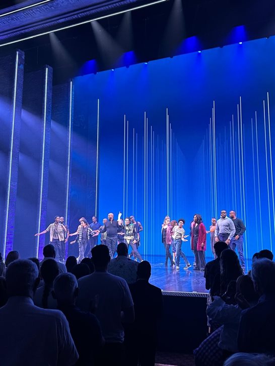 Atores agradecem ao p&uacute;blico, que aplaude de p&eacute;