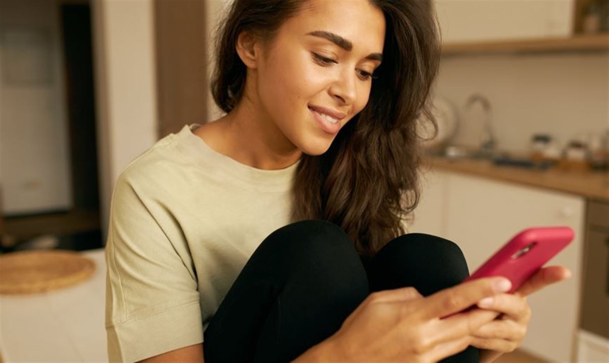 Iniciativa faz parte da estratégia da empresa de integrar inteligência artificial em toda a jornada do viajante, incluindo reservas de hotéis e aluguel de carros