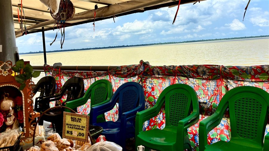 Ba&iacute;a de Guajar&aacute; e biscoitos de castanhas no Ver-o-Peso