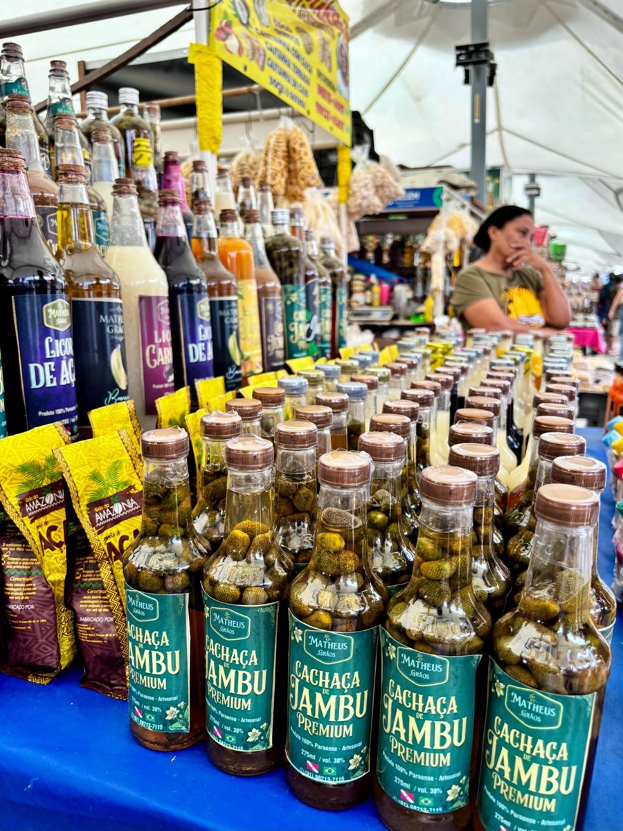 Cacha&ccedil;as de jambu &agrave; venda no Ver-o-Peso