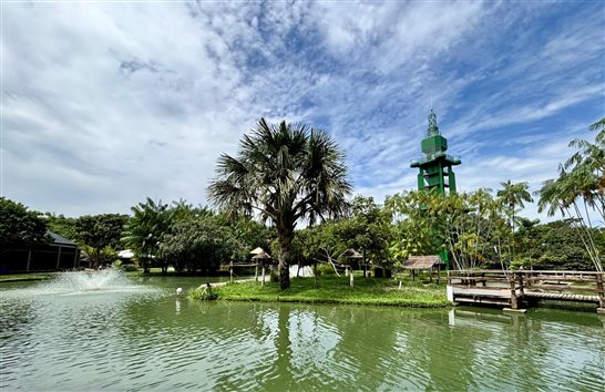 O Farol de Bel&eacute;m, com 47 metros, destaca-se na paisagem do Mangal das Gar&ccedil;as