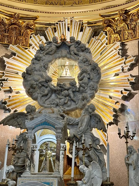 O altar da Bas&iacute;lica Santu&aacute;rio de Nossa Senhora de Nazar&eacute;