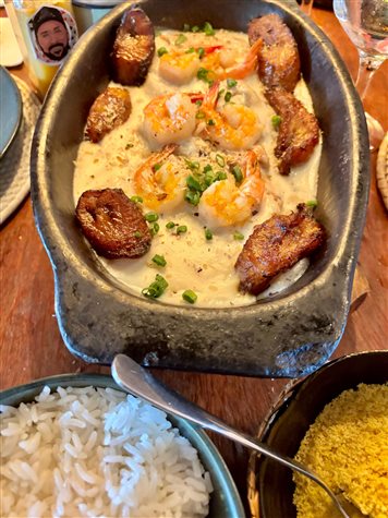 Moqueca de camar&atilde;o com banana-da-terra