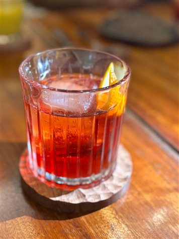 Negroni no Celeste, um dos cl&aacute;ssicos da carta de drinques