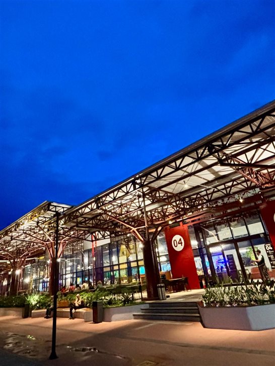Vista noturna do galp&atilde;o 4, o Armaz&eacute;m da Gastronomia