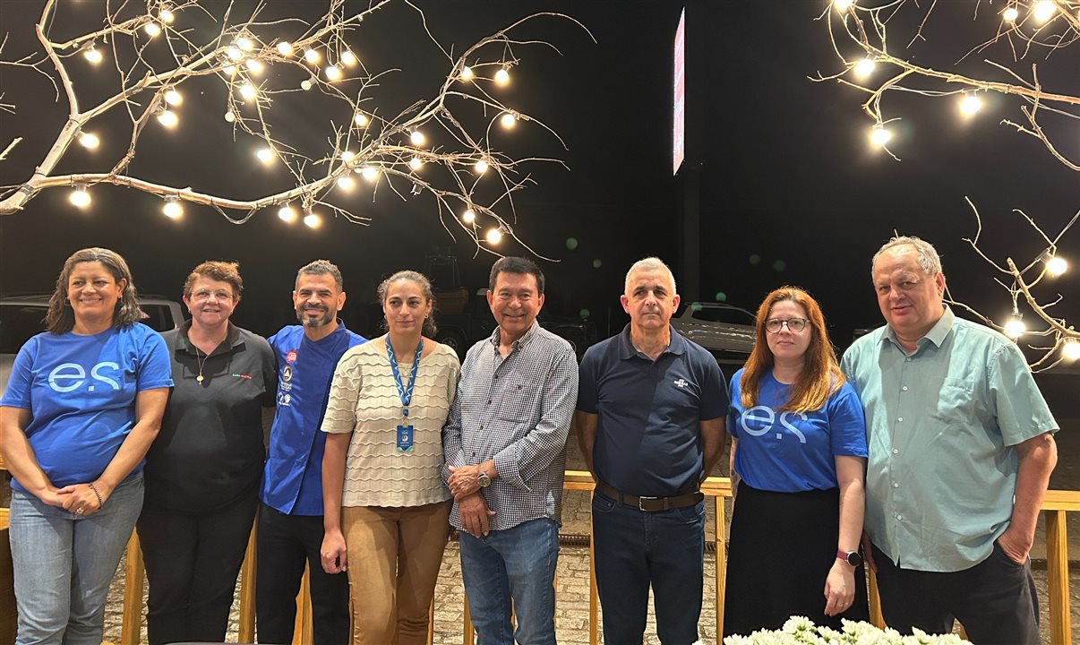 Pedro Rigo, superintendente do Sebrae-ES, com representantes de hotéis e atrações do Espírito Santo