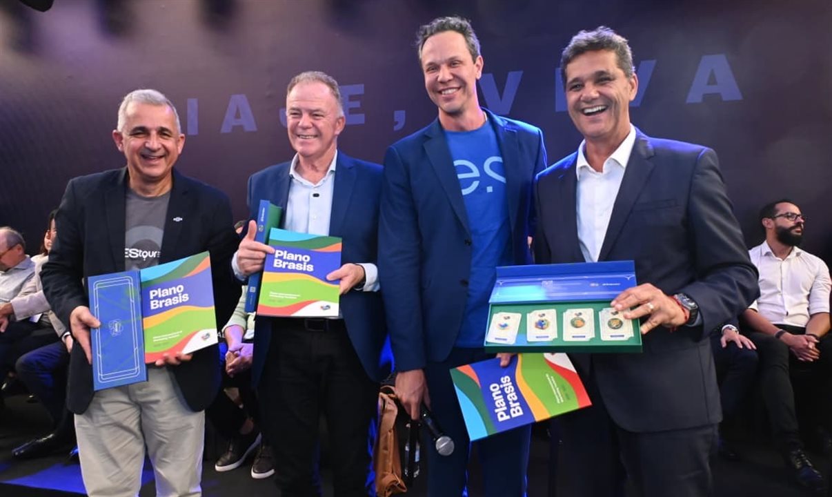 Bruno Reis, da Embratur, entrega Plano Brasis para Pedro Rigo, do Sebrae-ES, Renato Casagrande, ex-governador do ES, e Ricardo Ferraço, atual governador