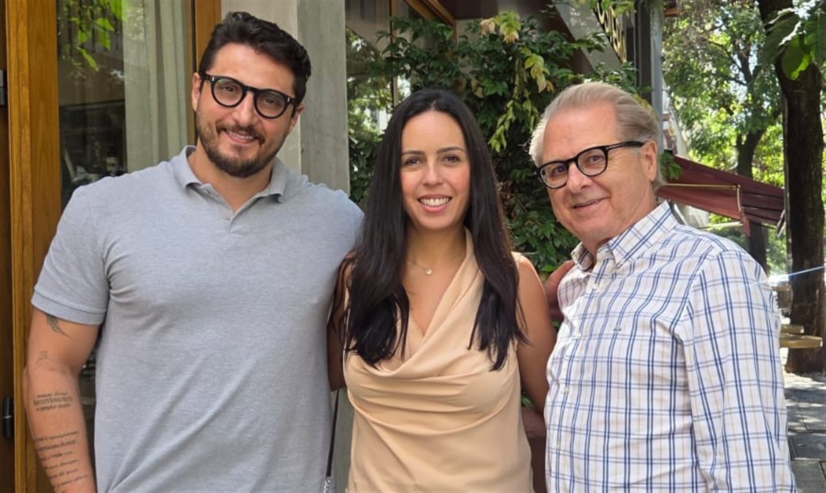 Daniel Pereira, da Equipotel, com Priscila Bibiano e Orlando Souza, do Fohb
