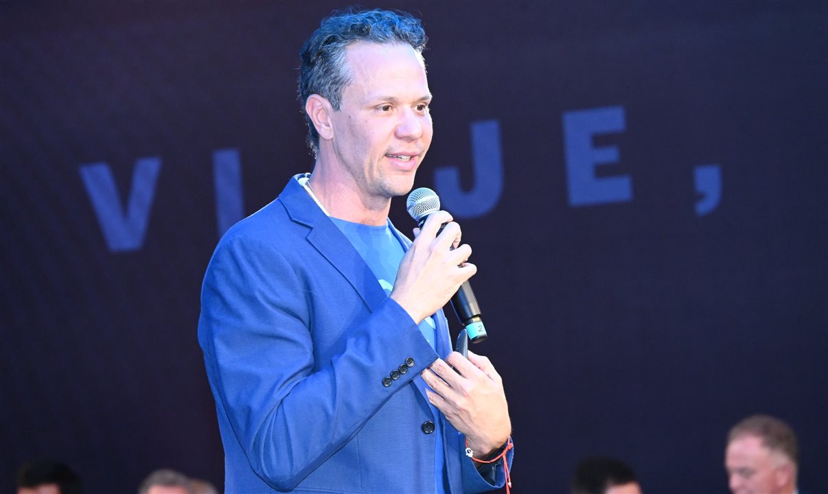 Bruno Reis, da Embratur, apresenta o Plano Brasis no palco do ESTour