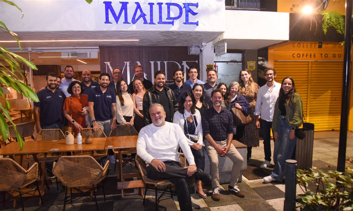 Equipe PANROTAS junto a patrocinadores e palestrantes do PANROTAS Next Blumenau após jantar no restaurante Mailde Bistrô