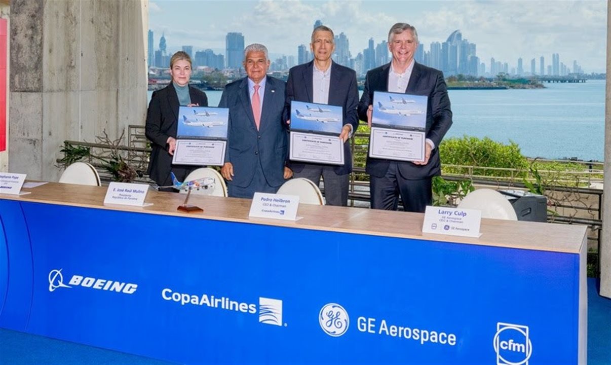 Stephanie Pope, presidente e CEO da Boeing Commercial Airplanes, José Raúl Mulino, presidente do Panamá, Pedro Heilbron, CEO da Copa Airlines, e Larry Culp, CEO da GE Aerospace
