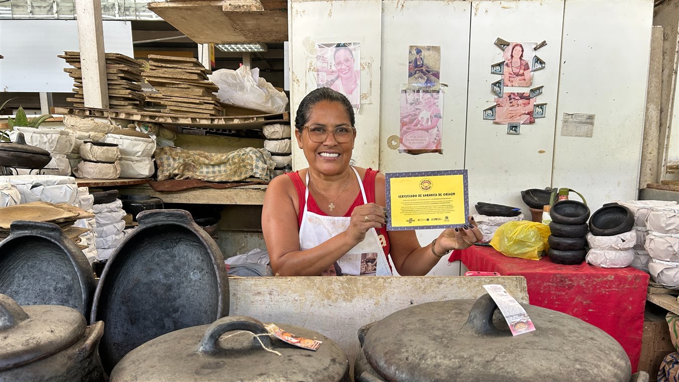 Rejane, paneleira h&aacute; 40 anos, mostra Certificado de Garantia de Origem das panelas de barro