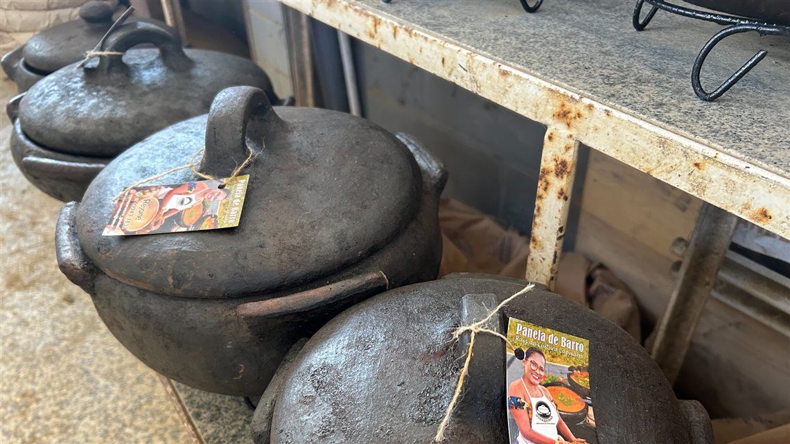 As panelas de Rejane ainda contam com uma etiqueta sua e receita de moqueca