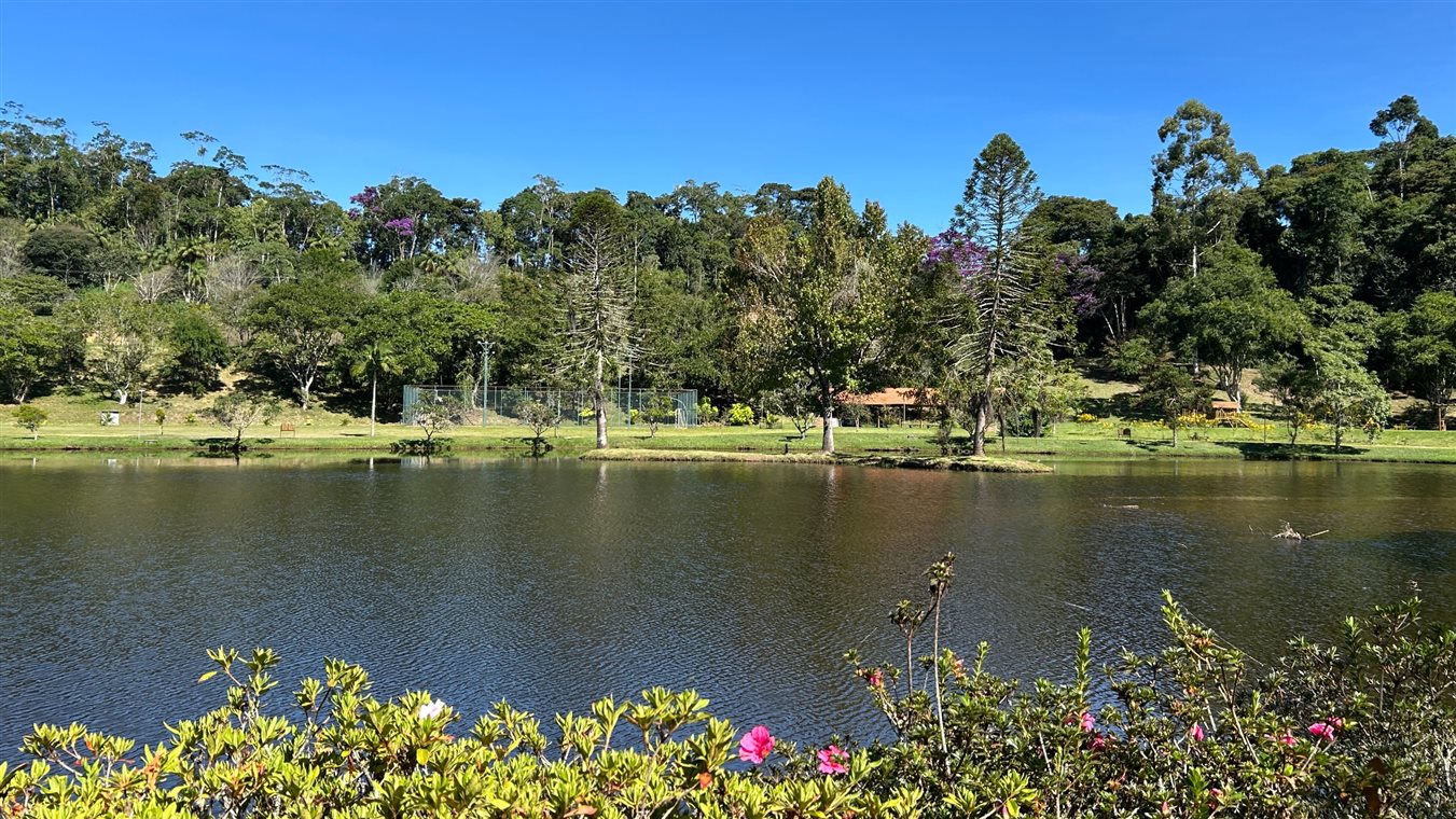 Lago e demais &aacute;reas verdes do hotel transmitem tranquilidade