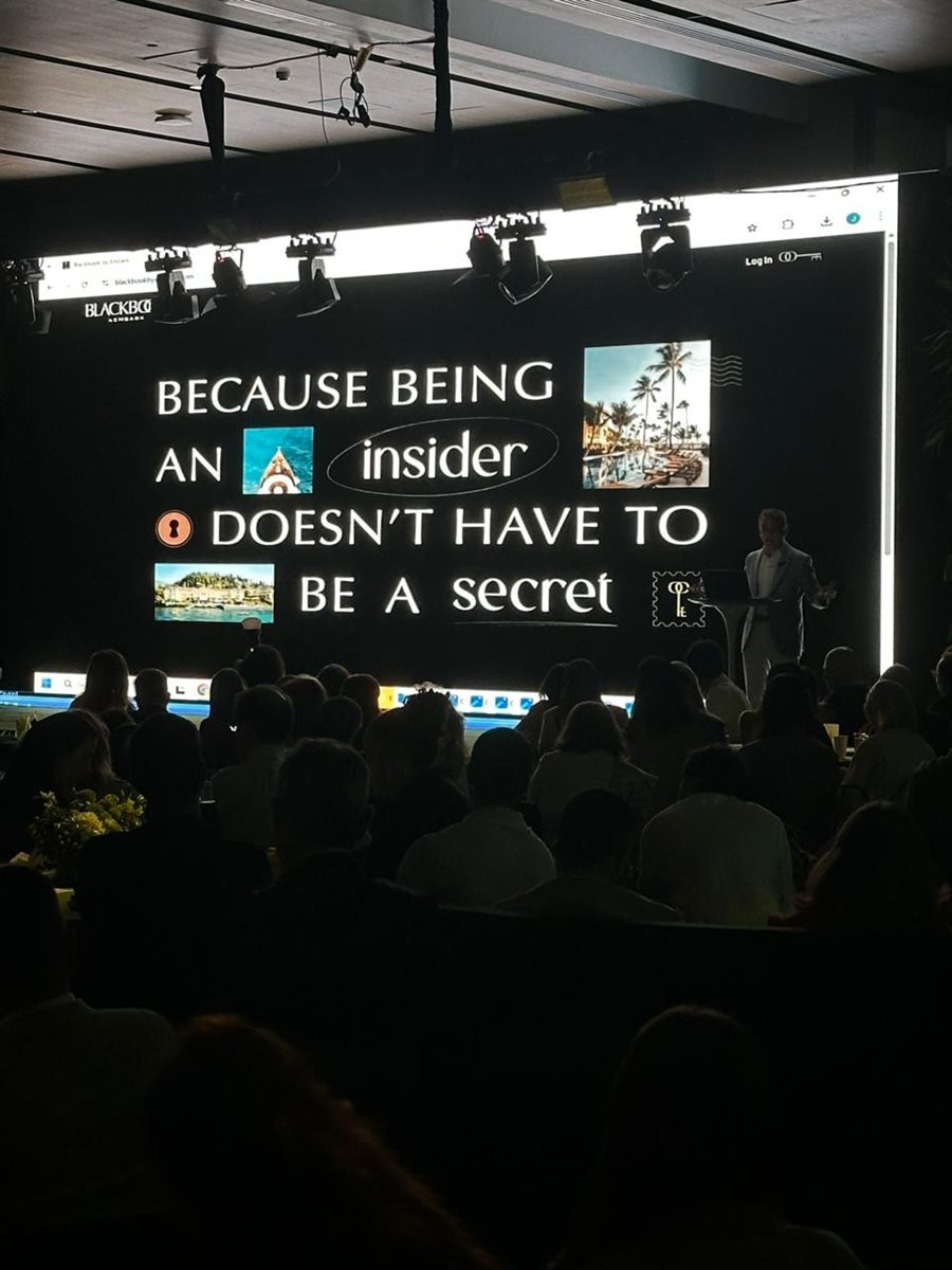 Público de mais de 400 pessoas atento à apresentação do Blackbook, da Embark Beyond