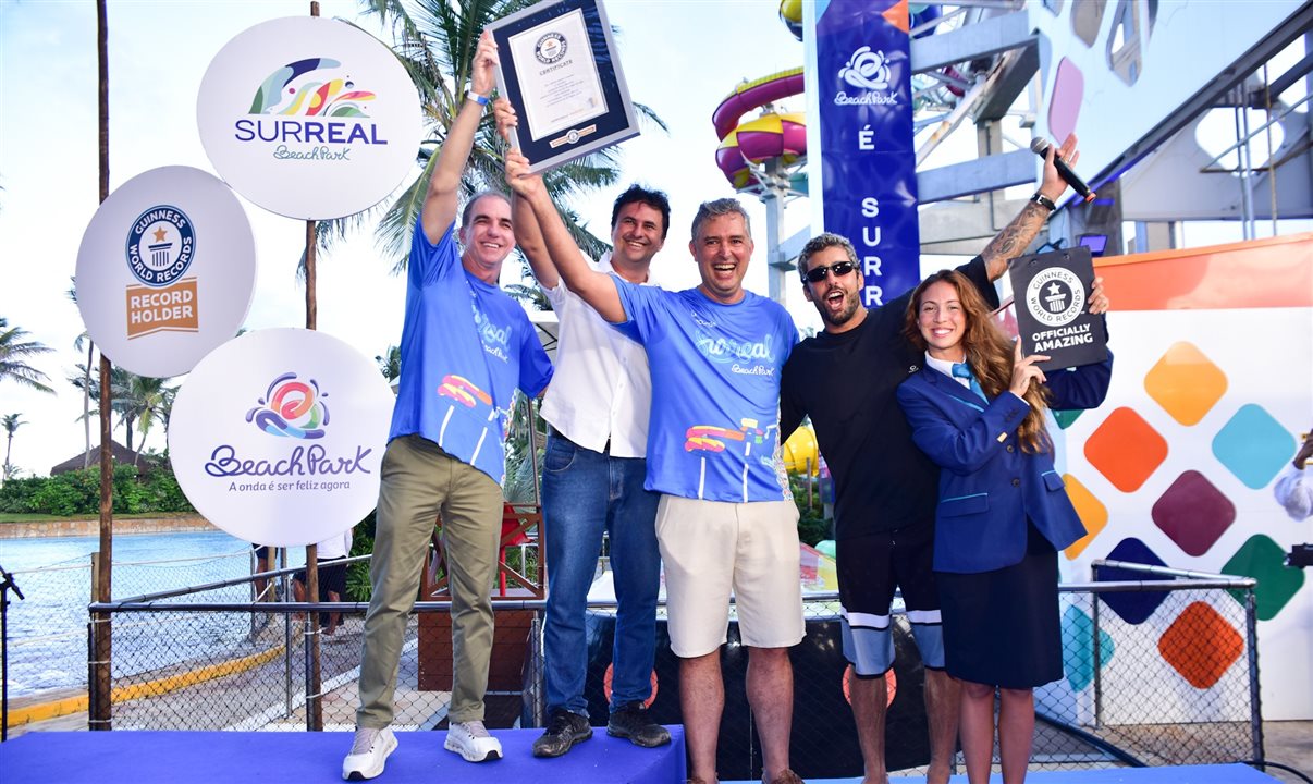 Murilo Pascoal, CEO do Beach Park (ao centro), recebe a a certificação do Guinness World Records junto a outros executivos