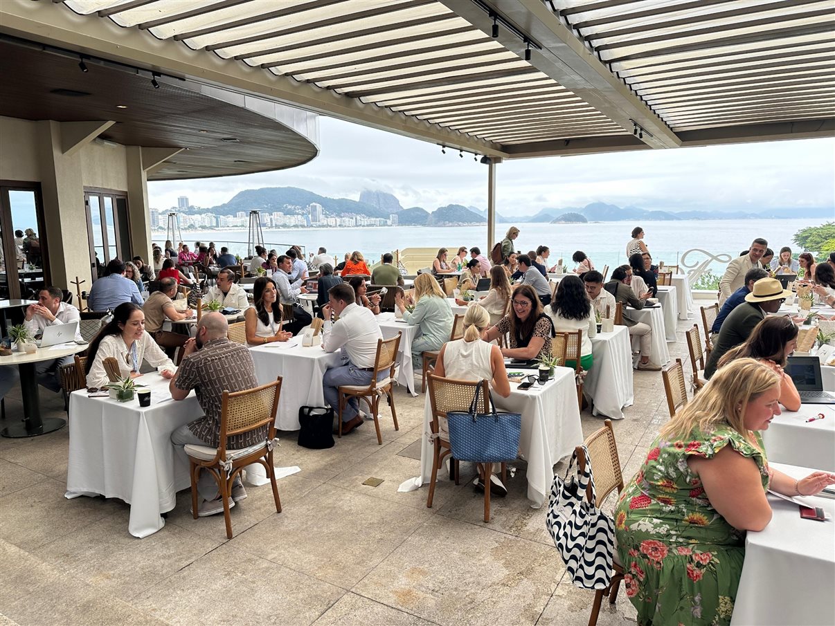 Reuniões individuais no Fairmont com vista para a praia de Copacabana