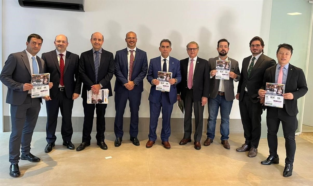 Lideranças exibem folheto entregue em mãos a todos(as) deputados(as) federais e senadores