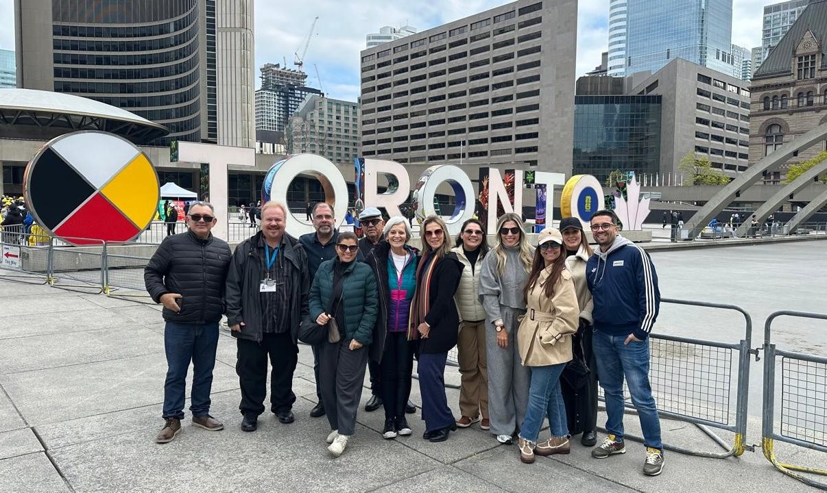 Grupo reunido no letreiro de Toronto