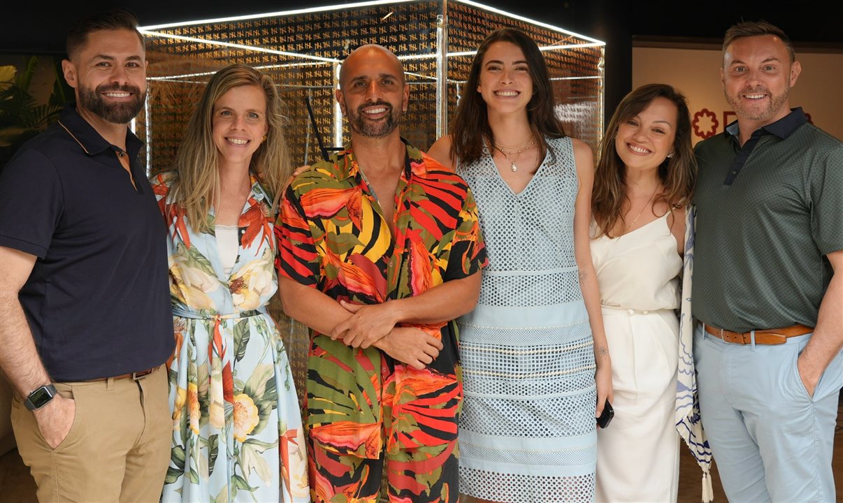 João Filho do The Ritz-Carlton Yacht Collection, Isabela Felitti da Care-A Bunch, Gabriel Wickbold e Camila Myrra da Galeria Gabriel Wickbold, Karina Lima da Care-A-Bunch, e Jeremy McClellan, do The Ritz-Carlton Yacht Collection