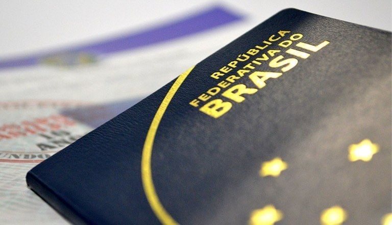 Como sabemos, o passaporte é indispensável para viagens internacionais, regularização migratória e acesso a serviços públicos e privados em diversos países