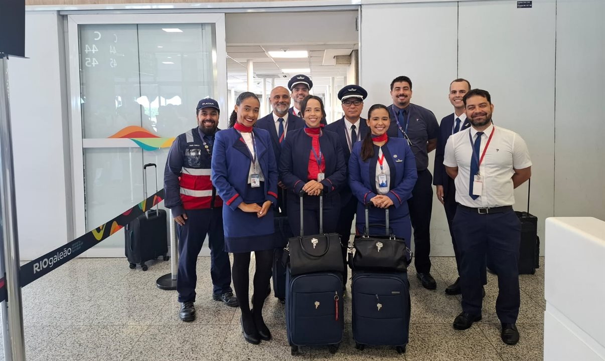 Tripulação na inauguração da rota entre o aeroporto Galeão, no Rio de Janeiro, e o Aeroparque, em Buenos Aires