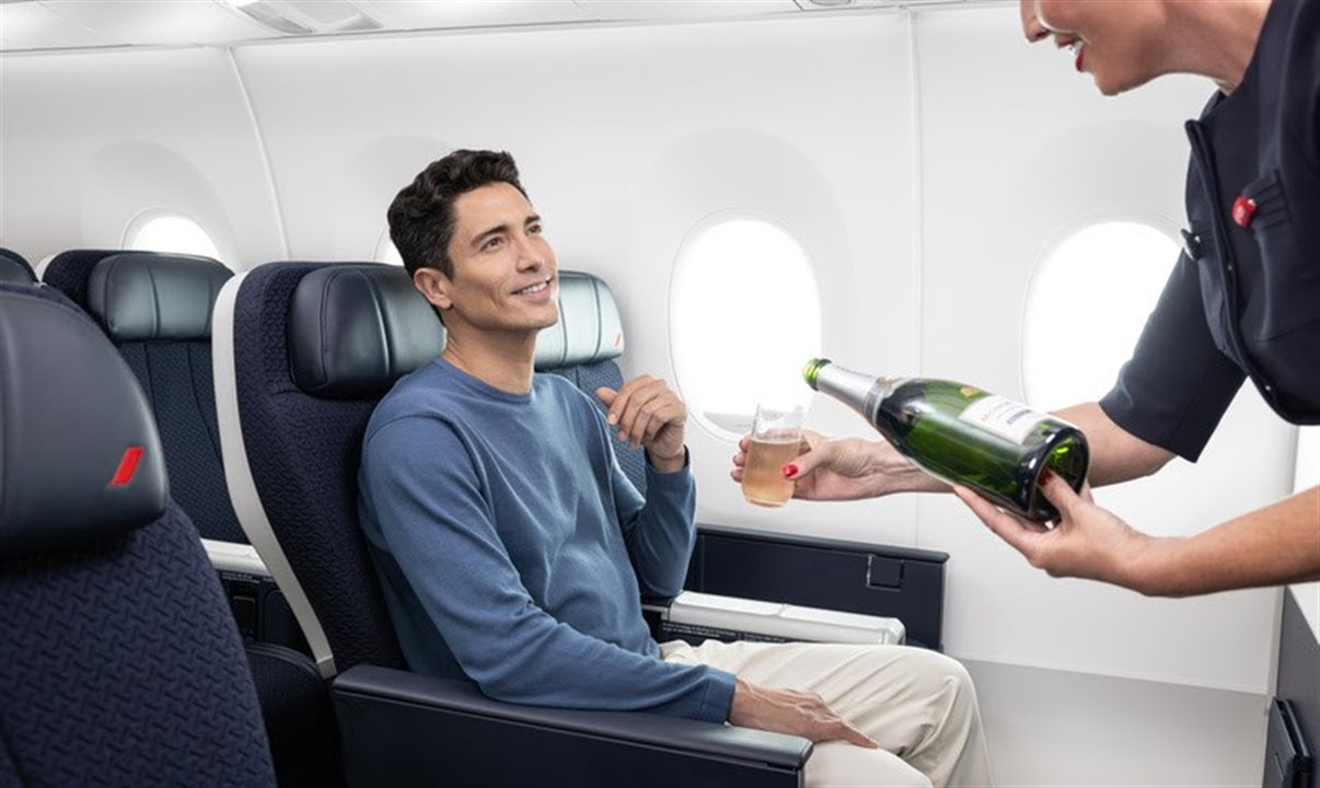 Os passageiros têm à disposição uma seleção de bebidas quentes e frias, alcoólicas e não alcoólicas