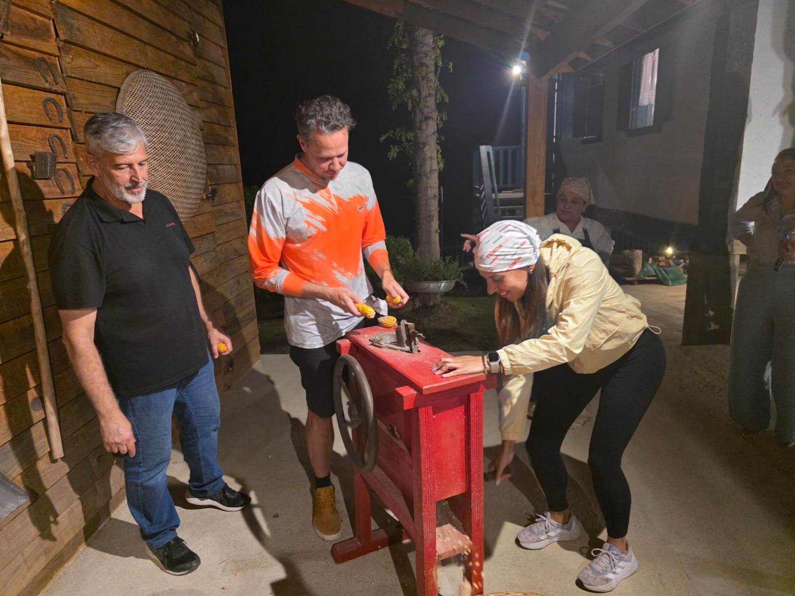 Fernanda Paranhos, da Azul Viagens, e Bruno Reis, da Embratur, colocam a mão na massa