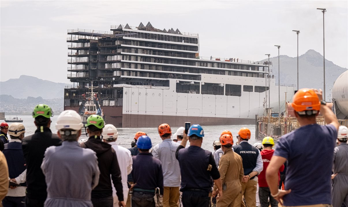 Marco ocorreu no estaleiro da Fincantieri em Palermo, na Sicília, onde a sessão foi transferida da terra para a água pela primeira vez