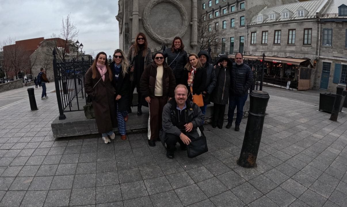 Grupo reunido na Praça Jacques Cartier