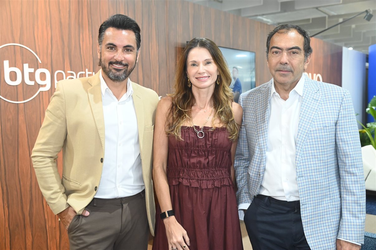 Tiago Grandizoli, do Terminal BTG Pactual, com Giovana Jannuzzelli e Tomas Perez, da Teresa Perez Tours
