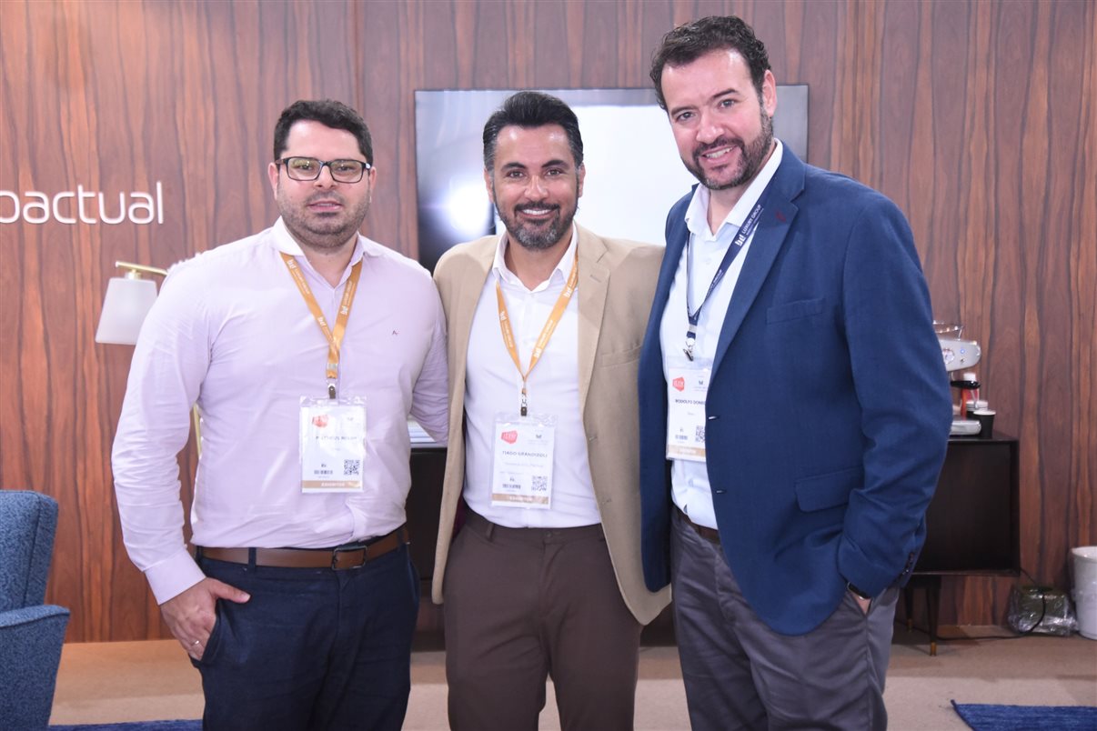 Tiago Grandizoli, do Terminal BTG Pactual, entre Matheus Rolim e Rodolfo Donegá, da Revo