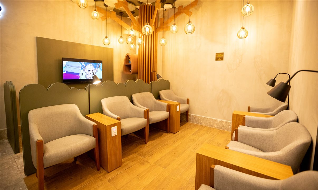 Layout do lounge combina áreas de trabalho, descanso e convivência familiar