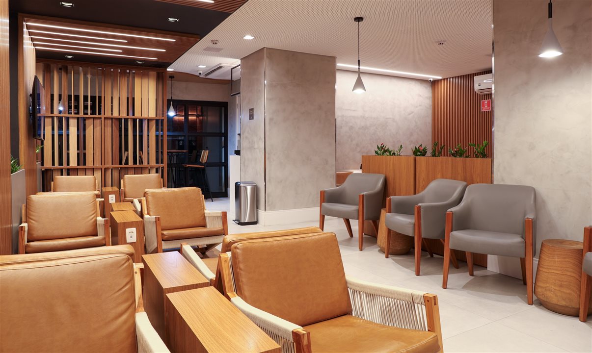 Lounge se destaca por oferecer estações de trabalho e espaços de descanso e relaxamento com iluminação suave
