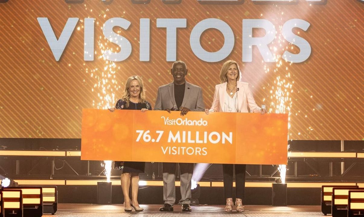Casandra Matej, CEO do Visit Orlando, Jerry Demings, prefeito de Orange County, e Barbara Bowden, chairwoman do Visit Orlando