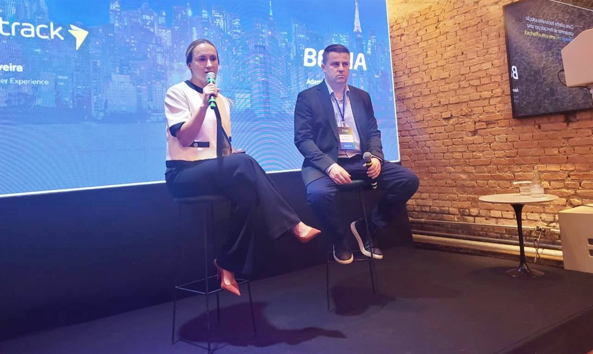 Cibeli Oliveira, da Paytrack, e Ademir Soares, gerente de Soluções internas da Betha