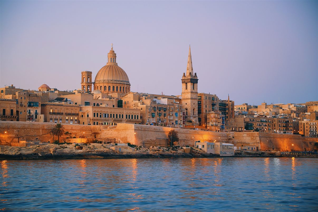 Passear por Valletta é a melhor forma de conhecê-la. A via principal é a Republic Street, onde ficam os prédios públicos e as lojas