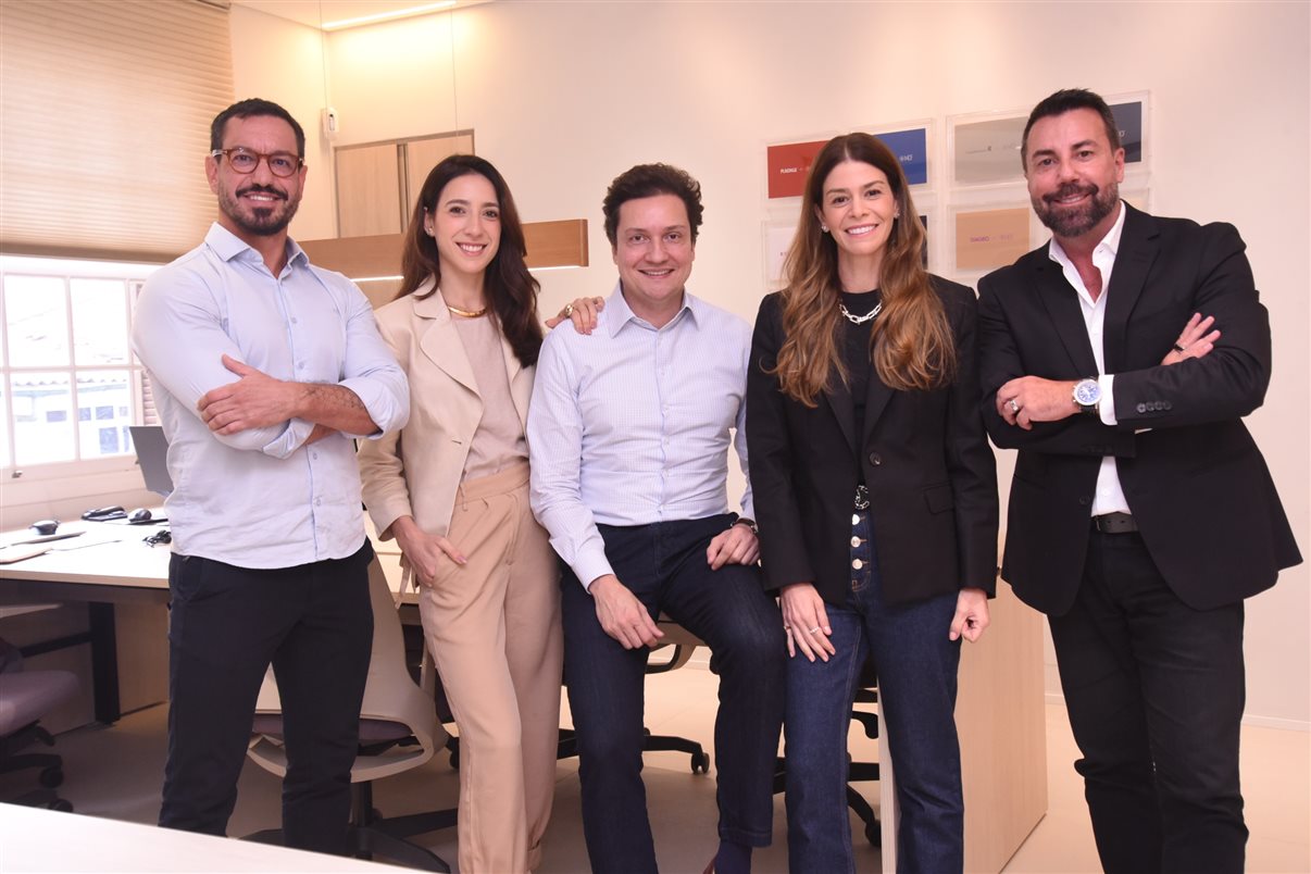 Leandro Crepaldi, gestor da Academia do Conhecimento, Giorgia Mazzei, coordenadora estratégica de Projetos, Martin Gutierrez, sênior partner e co-CEO, Fernanda Makhou, head de Turismo e Hospitalidade na MCF, e Carlos Ferreirinha, fundador e CEO da MCF