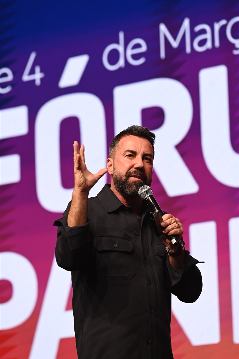 Ferreirinha no palco do Fórum PANROTAS 2026