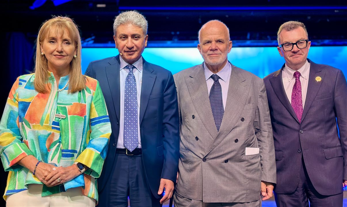 O ministro do Turismo e Antiguidades do Egito, Sherif Fathy, entre Gloria Guevara e Manfredi Lefebvre, do WTTC