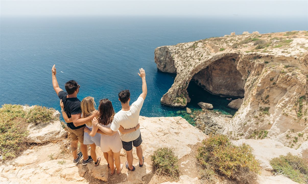 A melhor hora para visitar a Gruta Azul é pela manhã, quando a luz do sol entra pelas fendas rochosas e intensifica o azul-turquesa da água