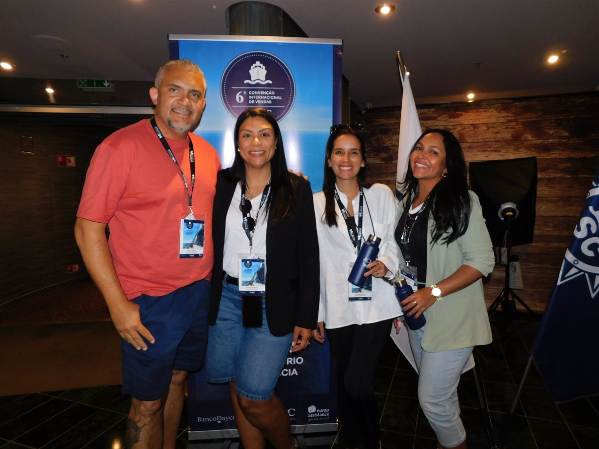 Israel Borges, Rafaela Borges, Isabelle Souza e Camila Teixeira, do Receptivo em Orlando
