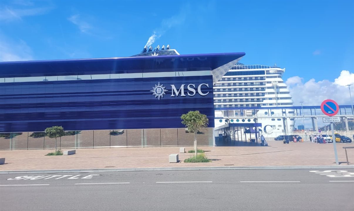 Novo terminal próprio da MSC em Barcelona, com o navio MSC Splendida ao fundo